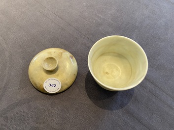 A Chinese hardstone gaiwan and cover, 18/19th C.