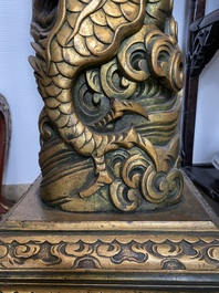 Un grand socle en bois sculpt&eacute; et dor&eacute; figurant un dragon, Chine, 19&egrave;me