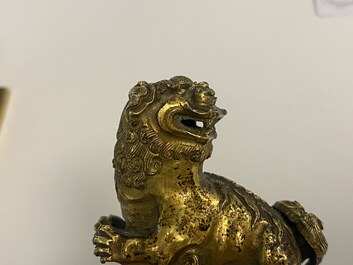 Une paire de lions bouddhistes en bronze dor&eacute; sur socles en &eacute;maux champlev&eacute;s, Chine, 18/19&egrave;me