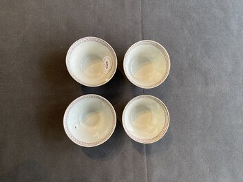 Quatre tasses et soucoupes en porcelaine de Chine famille rose &agrave; fond vert, 18/19&egrave;me