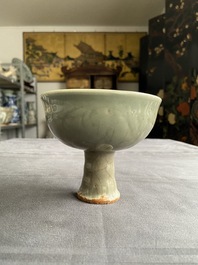 Een Chinese Longquan celadon stem cup met onderglazuur decor, Ming