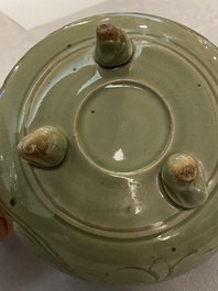 Un br&ucirc;le-parfum tripod en porcelaine de Chine en c&eacute;ladon de Yaozhou, Song ou apr&egrave;s
