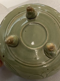 Een Chinese driepotige Yaozhou celadon wierookbrander, Song of later