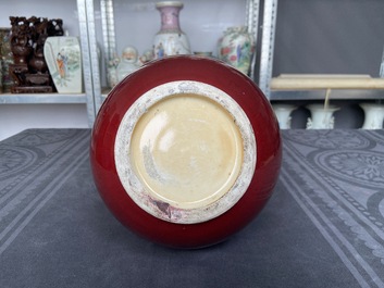 Un vase de forme bouteille en porcelaine de Chine &agrave; &eacute;mail langyao, 19/20&egrave;me