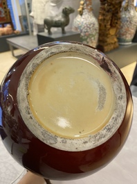 Un vase de forme bouteille en porcelaine de Chine &agrave; &eacute;mail langyao, 19/20&egrave;me