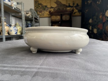 Un br&ucirc;le-parfum tripod &agrave; d&eacute;cor floral incis&eacute; en porcelaine blanc de Chine de Dehua sur socle en bois, Kangxi