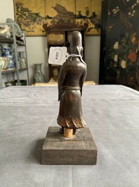 Een Chinese deels vergulde bronzen figuur van een geleerde, Ming