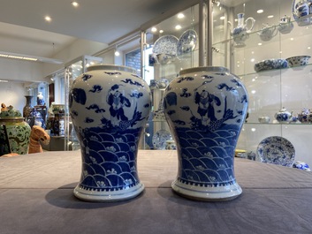 Une paire de vases en porcelaine de Chine 'Bleu de Hue' pour le Vietnam, marque du Roi Kai Dinh, 1921-1924
