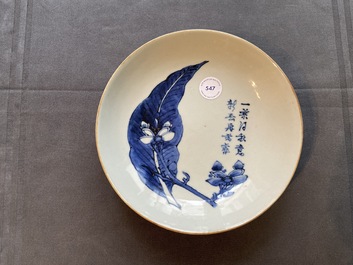 Une assiette en porcelaine de Chine en bleu et blanc &agrave; d&eacute;cor d'une fleur de magnolia, d'une feuille et d'un po&egrave;me, Shunzhi