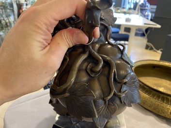 Un br&ucirc;le-parfum couvert en bronze en forme de deux citrouilles, Chine, 19&egrave;me