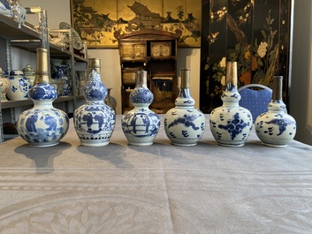 Zes Chinese blauw-witte kalebasvazen met monturen in koper en brons, Transitie periode en later