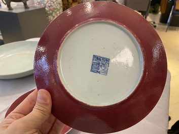 Une paire d'assiettes en porcelaine de Chine rouge de rubis monochrome, marque et &eacute;poque de Jiaqing