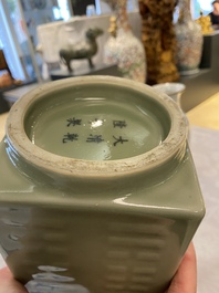 Un vase de forme 'cong' en porcelaine de Chine c&eacute;ladon et un &agrave; &eacute;mail craquel&eacute;, 19/20&egrave;me