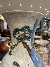 Un vase en porcelaine de Chine dite 'de Nankin' &agrave; d&eacute;cor polychrome, marque de Chenghua, 19&egrave;me