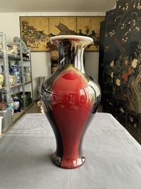Un vase de forme balustre en porcelaine de Chine &agrave; &eacute;mail flamb&eacute;, 19/20&egrave;me