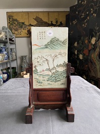 Een Chinese famille rose schotel en een qianjiang cai plaquette gesign. Wang Ziqing in houten scherm, Yongzheng en Republiek