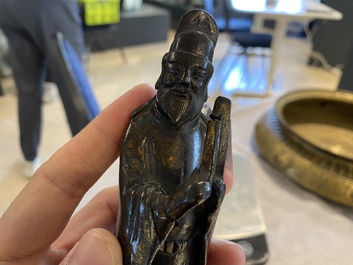 Een Chinese deels vergulde bronzen figuur van een geleerde, Ming