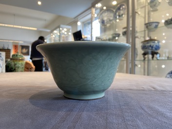 Een Chinese monochrome celadon kom met pioenslingers, Chenghua merk, 18/19e eeuw