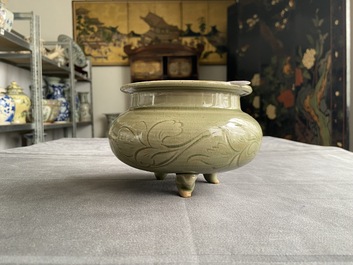 Een Chinese driepotige Yaozhou celadon wierookbrander, Song of later