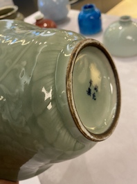 Een Chinese monochrome celadon kom met pioenslingers, Chenghua merk, 18/19e eeuw