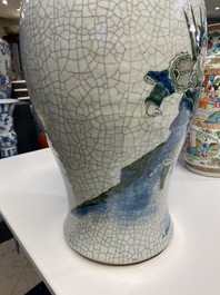 Un vase en porcelaine de Chine dite 'de Nankin' &agrave; d&eacute;cor polychrome, marque de Chenghua, 19&egrave;me