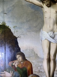 Ecole flamande: Soldats romains se battent pour un jeu de d&eacute;s devant le Christ en croix, huile sur panneau, 1&egrave;re moiti&eacute; du 16&egrave;me