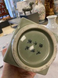 Un vase de forme 'cong' en porcelaine de Chine c&eacute;ladon et un &agrave; &eacute;mail craquel&eacute;, 19/20&egrave;me