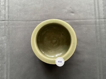 Een Chinese driepotige Yaozhou celadon wierookbrander, Song of later