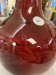 Un vase de forme bouteille en porcelaine de Chine &agrave; &eacute;mail langyao, 19/20&egrave;me