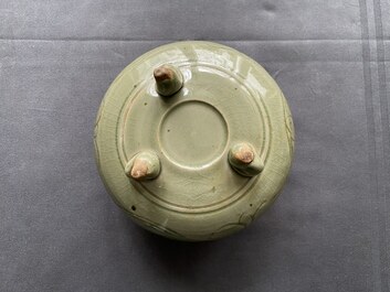 Un br&ucirc;le-parfum tripod en porcelaine de Chine en c&eacute;ladon de Yaozhou, Song ou apr&egrave;s