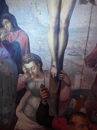 Ecole flamande: Soldats romains se battent pour un jeu de d&eacute;s devant le Christ en croix, huile sur panneau, 1&egrave;re moiti&eacute; du 16&egrave;me