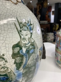 Un vase en porcelaine de Chine dite 'de Nankin' &agrave; d&eacute;cor polychrome, marque de Chenghua, 19&egrave;me