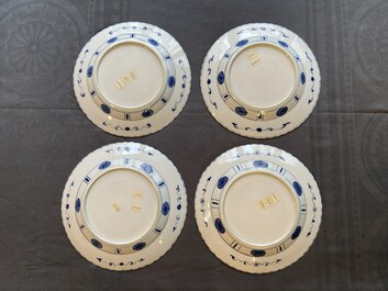 Acht Chinese blauw-witte borden met dames en zotjes, 19e eeuw