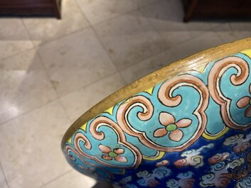 Une paire de grands vases en porcelaine de Chine famille rose &agrave; d&eacute;cor de dragons, 19&egrave;me