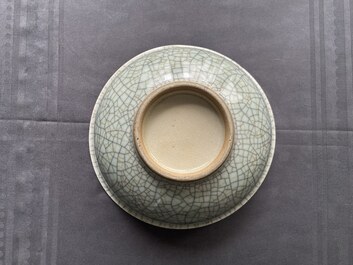 Un bol de type 'geyao' en porcelaine de Chine &agrave; fond craquel&eacute;, Yongzheng/Qianlong