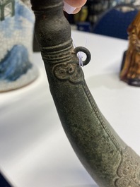 Een Vietnamese bronzen 'olifanten' hoorn of rhyton, L&ecirc; of Mạc Dynastie, 15/16e eeuw