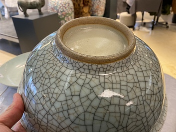 Un bol de type 'geyao' en porcelaine de Chine &agrave; fond craquel&eacute;, Yongzheng/Qianlong