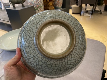 Un bol de type 'geyao' en porcelaine de Chine &agrave; fond craquel&eacute;, Yongzheng/Qianlong