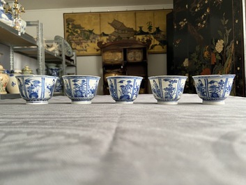 Zes Chinese blauw-witte schotels en vijf koppen, Qi Yu Tang Zhi merk, Kangxi