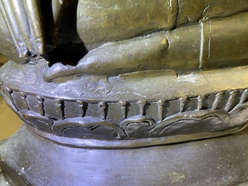 Een grote Lanna-stijl bronzen figuur van Boeddha, Laos of Noord-Thailand, midden 16e eeuw