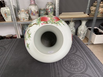 Un grand vase de forme 'tianqiu ping' en porcelaine de Chine famille rose &agrave; d&eacute;cor des 'neuf p&ecirc;ches', marque de Qianlong, 20&egrave;me