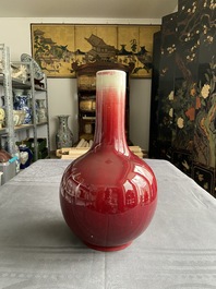Un vase de forme bouteille en porcelaine de Chine &agrave; &eacute;mail langyao, 19/20&egrave;me