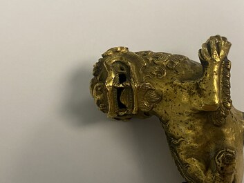 Een paar Chinese vergulde bronzen boeddhistische leeuwen op champlev&eacute; basissen, 18/19e eeuw