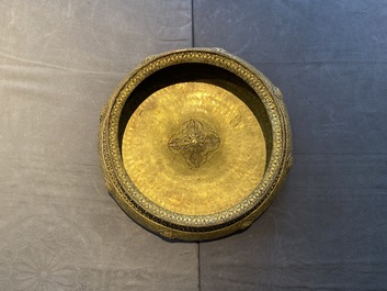 Une verseuse et un bol &agrave; offrandes en cuivre et une verseuse en bronze, Tibet et Inde, 18/19&egrave;me