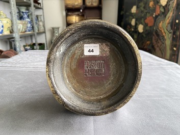 Un vase de type 'hu' en bronze, marque et &eacute;poque de Qianlong