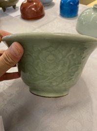 Een Chinese monochrome celadon kom met pioenslingers, Chenghua merk, 18/19e eeuw