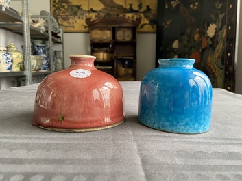 Deux pots &agrave; eau en porcelaine de Chine &agrave; &eacute;mail langyao et en turquoise monochrome, 19/20&egrave;me