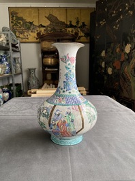 Un vase de forme bouteille en &eacute;maux de Canton, marque de Qianlong, 19&egrave;me