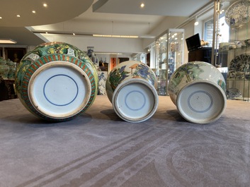 Une paire de vases et une jarre en porcelaine de Chine famille verte et un bol &agrave; d&eacute;cor 'Wu Shuang Pu', 19&egrave;me