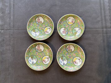Vier Chinese famille rose koppen en schotels met groene fondkleur, 18/19e eeuw